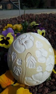 Uovo viole del pensiero in giardino